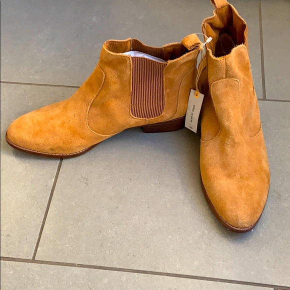NWT Gap tan suede Chelsea boots